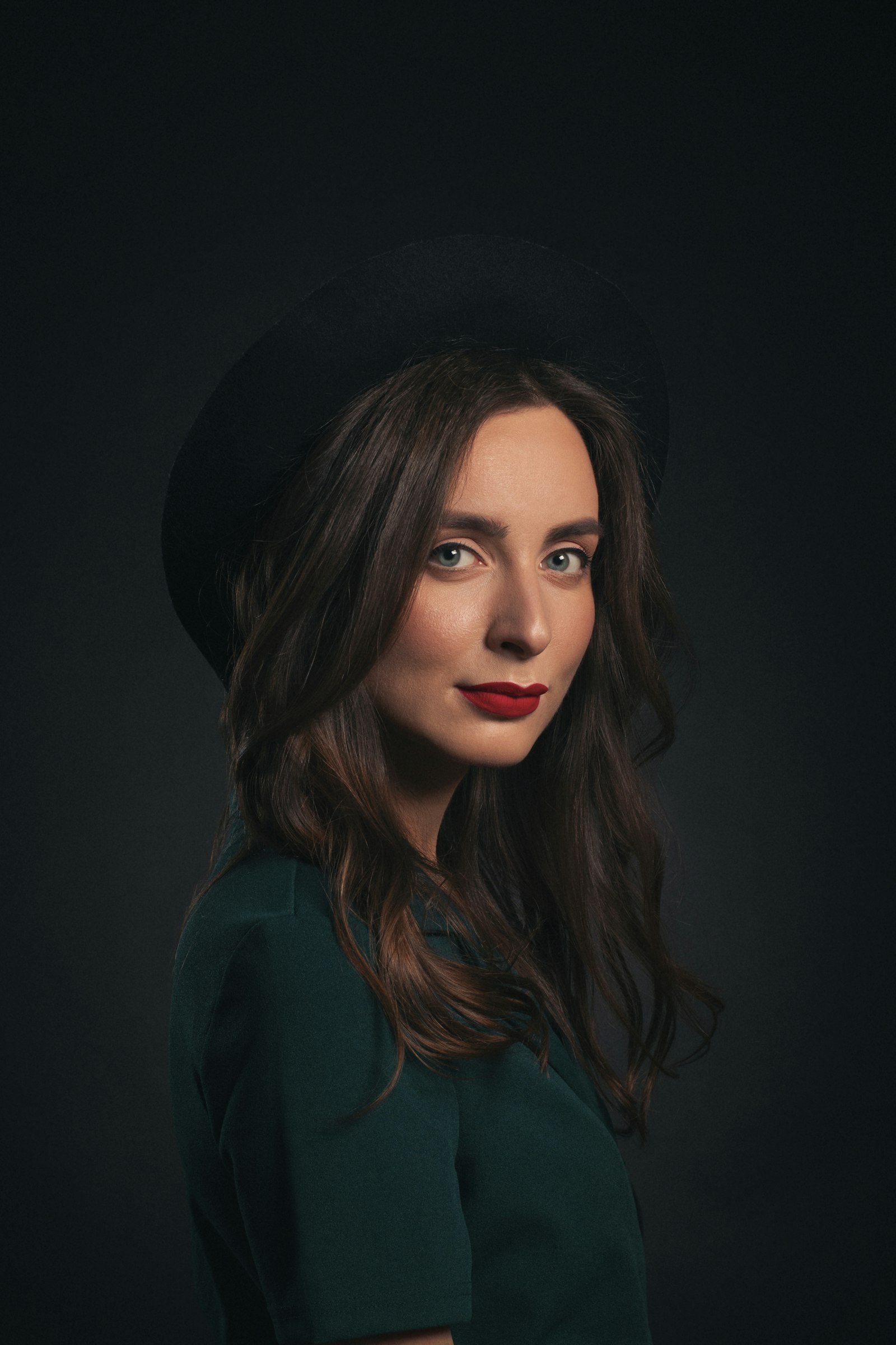 Woman in a black hat, workshop portrait